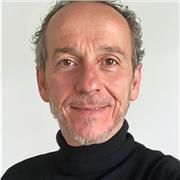 Profesor de diseño gráfico con 30 años en la profesión y experiencia en docencia para masters de diseño, branding y comunicación.